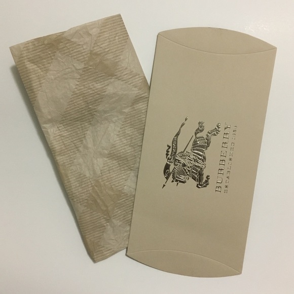 Burberry Scarf Gift Box with Tissue - Picture 5 of 5
